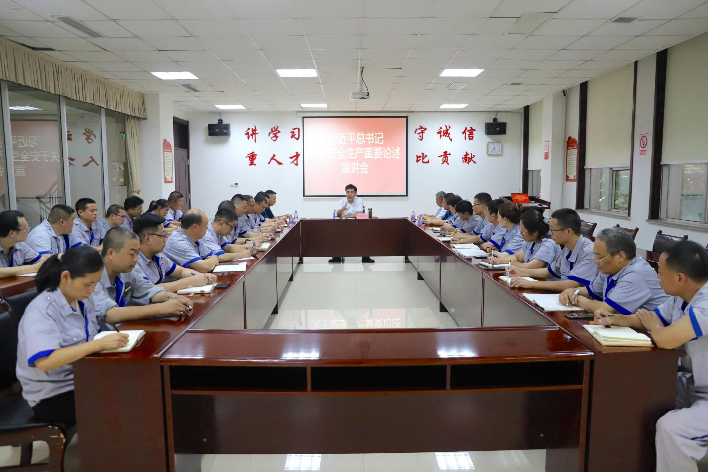韩店镇党委书记邢锦凯到山东鸿运国际集团宣讲习近平总书记关于安全生产重要论述