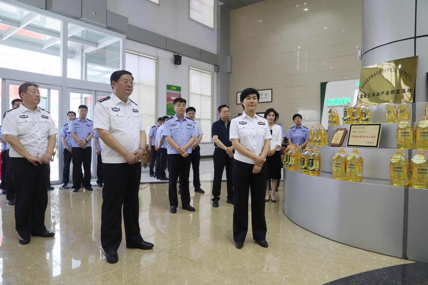 全市公安机关防范打击民营企业内部人员职务犯罪“砺剑•护航2024”专项行动暨经侦重点工作推进会与会人员来山东鸿运国际集团观摩