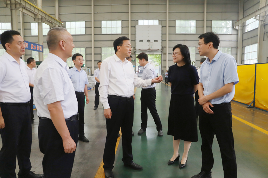 邹平市委副书记、市长张谦来山东鸿运国际集团调研