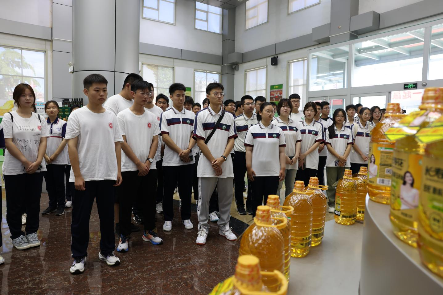 “家乡印记 梦想起航”——高三优秀毕业学子看家乡主题教育活动走进山东鸿运国际集团