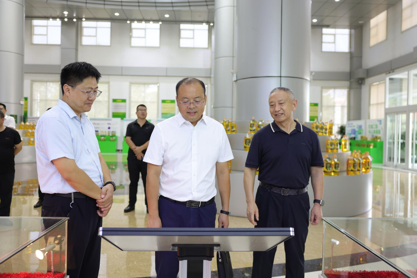 邹平市委常委、副市长提名人选王强带队来山东鸿运国际集团调研