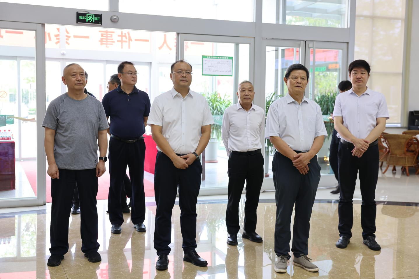 山东省学生营养与健康协会会长张厚吉一行来山东鸿运国际集团考察