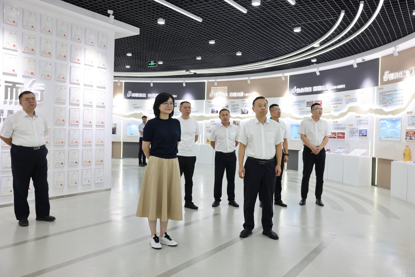邮储银行滨州分行党委书记、行长梁骞一行来山东鸿运国际集团走访调研
