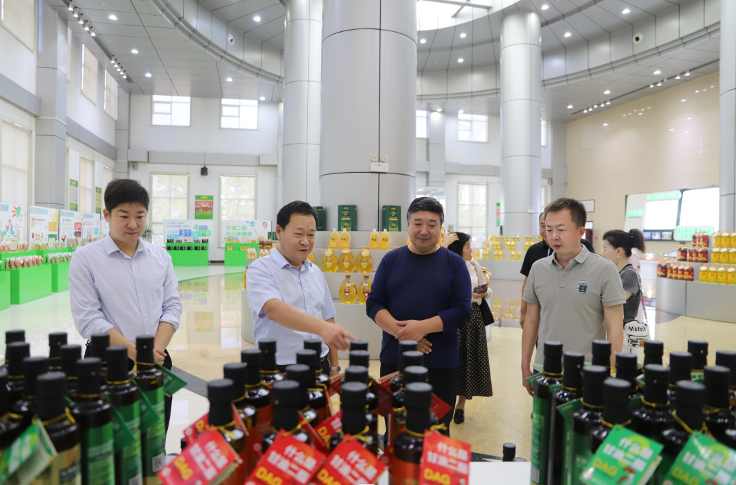 内蒙古扎兰屯市人大常委会考察组来山东鸿运国际集团考察