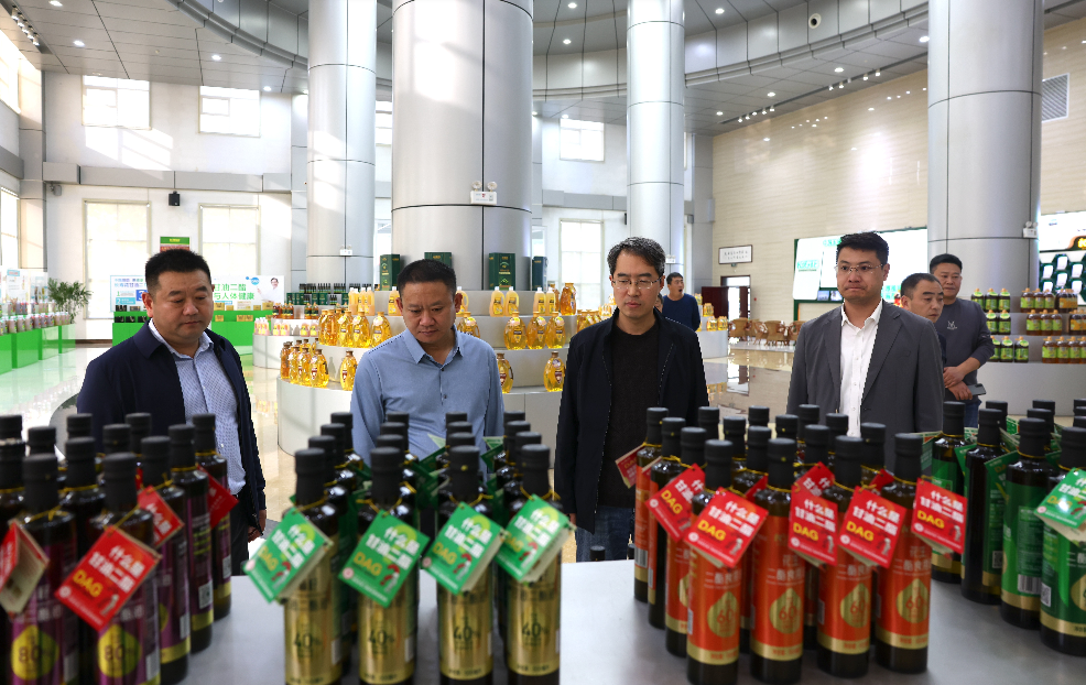 河南省舞钢市粮食储备中心考察组来山东鸿运国际集团考察