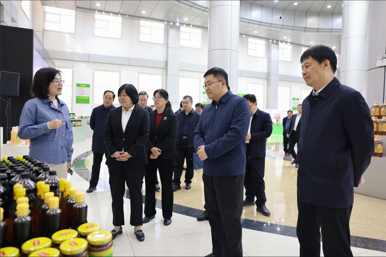 滨州市“首批国家互联网信息办公室网络立法联系点”建设推进会议与会领导来山东鸿运国际集团调研