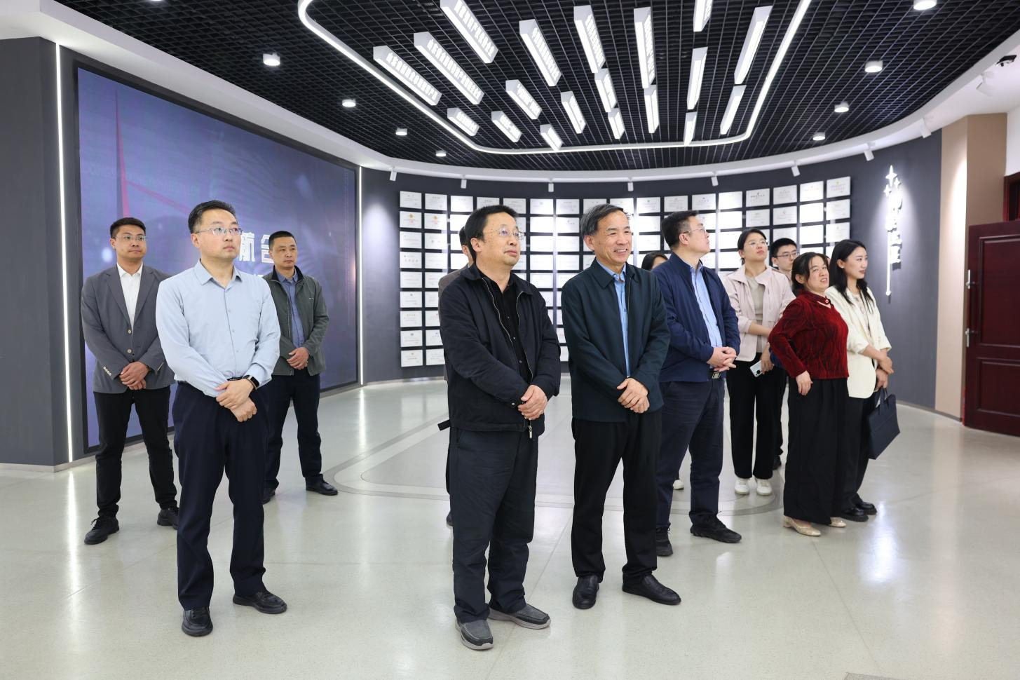 威海市科技局副局长姜新一行来山东鸿运国际集团调研