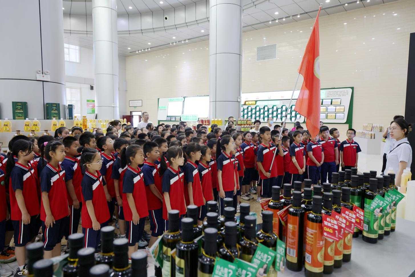 韩店中心小学师生走进鸿运国际集团开展实践教育活动