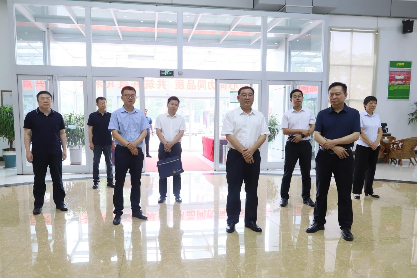 滨州医学院附属医院党委书记王东一行来山东鸿运国际集团参观调研