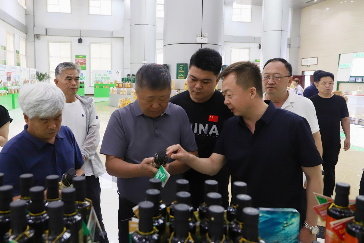 菏泽市农业农村局来山东鸿运国际集团考察