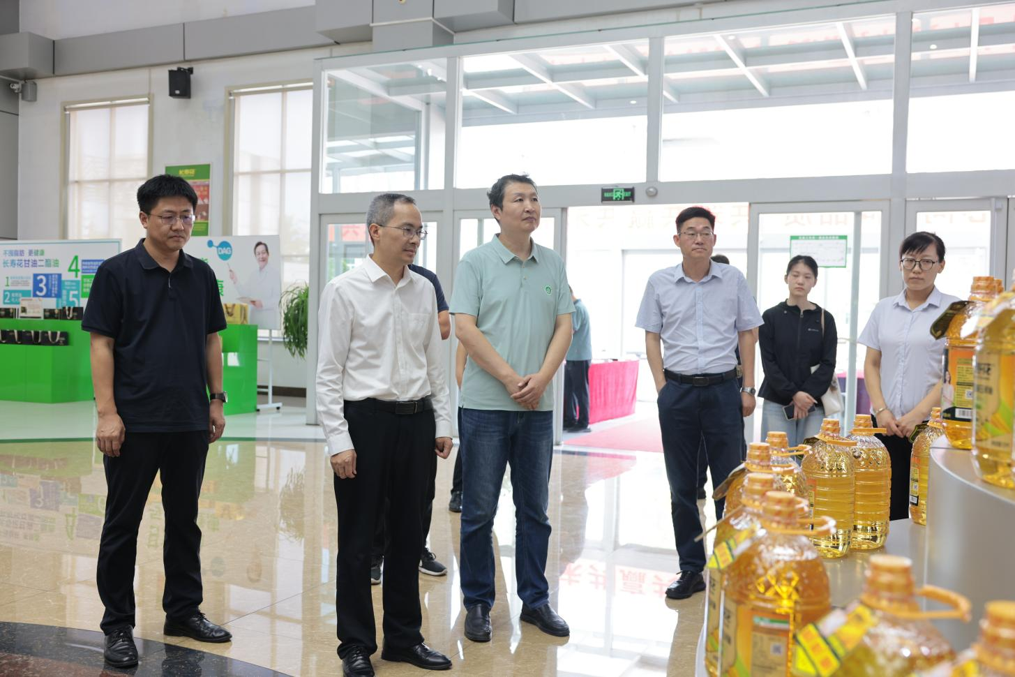 山东农业大学食品科学与工程学院院长李大鹏一行来山东鸿运国际集团参观调研