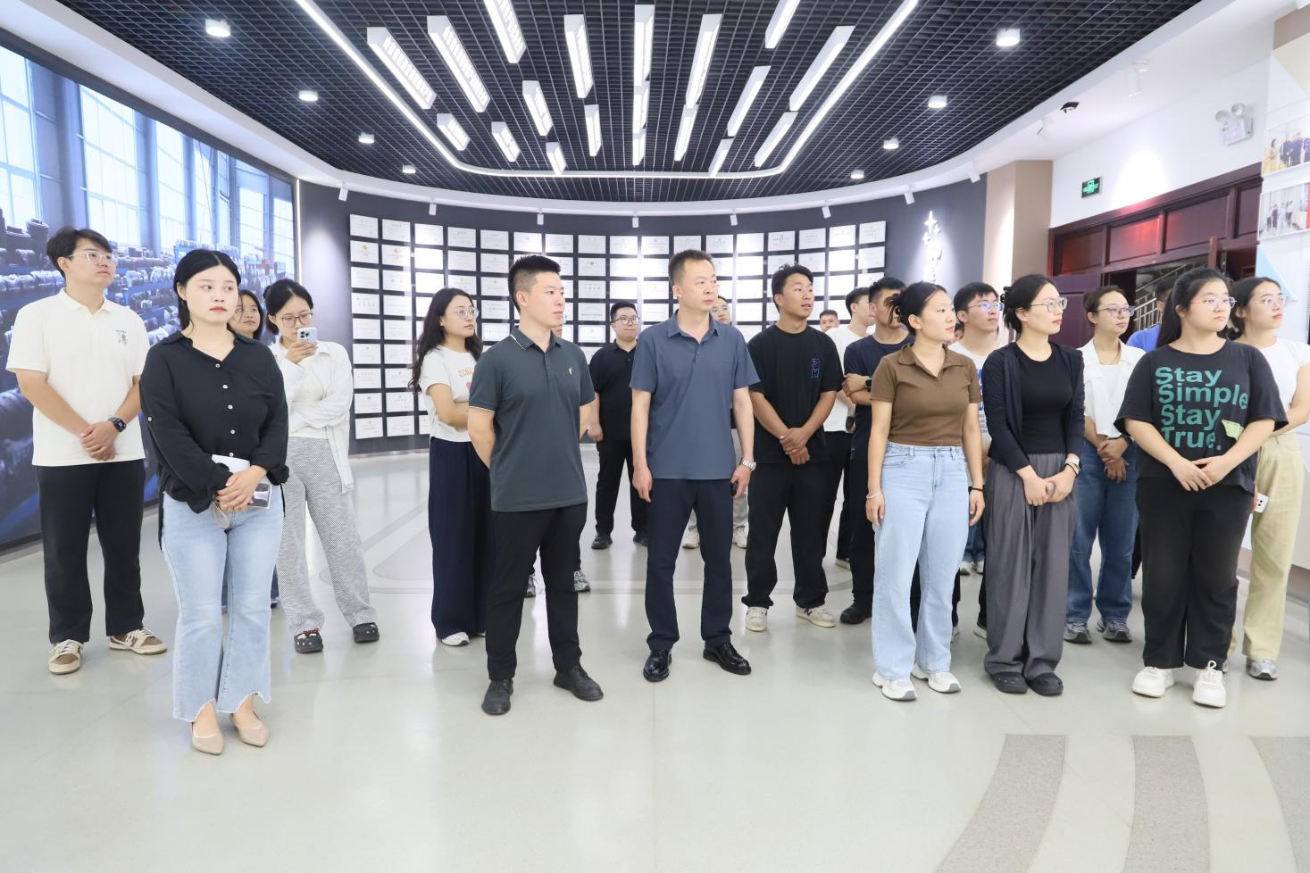 韩店镇青年干部来山东鸿运国际集团参观